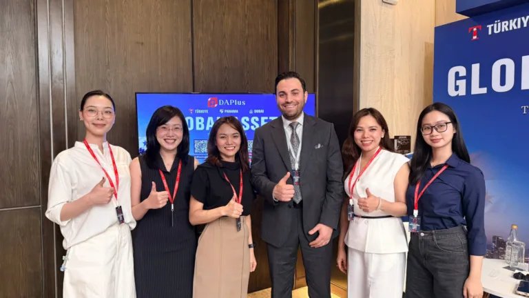 AT Express cùng đại diện chủ đầu tư DaPlus