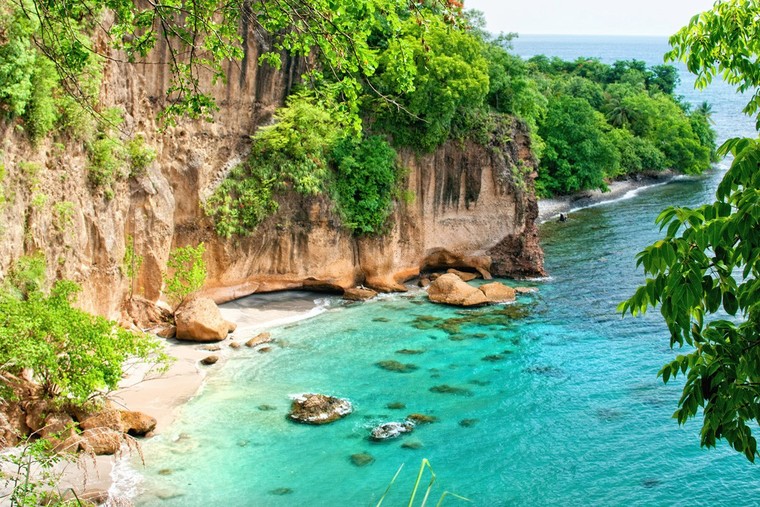 Phân tích ưu nhược điểm khi đầu tư quốc tịch Dominica 2026. Tìm hiểu điều kiện, chi phí và lời khuyên thực chiến từ chuyên gia định cư AT Express.