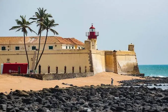 Pháo đài cổ Fort São Sebastião có ngọn hải đăng chóp đỏ ven biển tại São Tomé & Príncipe, minh họa bài viết về hộ chiếu São Tomé Príncipe danh sách miễn visa.