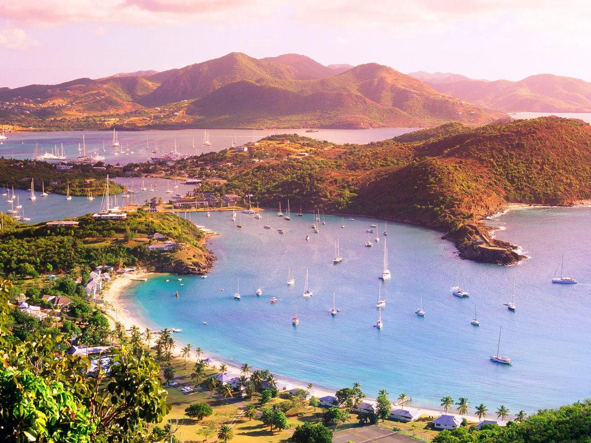Giải đáp chi tiết việc sở hữu quốc tịch Antigua & Barbuda có định cư Mỹ được không. Phân tích lộ trình Visa E-2, chi phí và lưu ý thực tế từ AT Express.