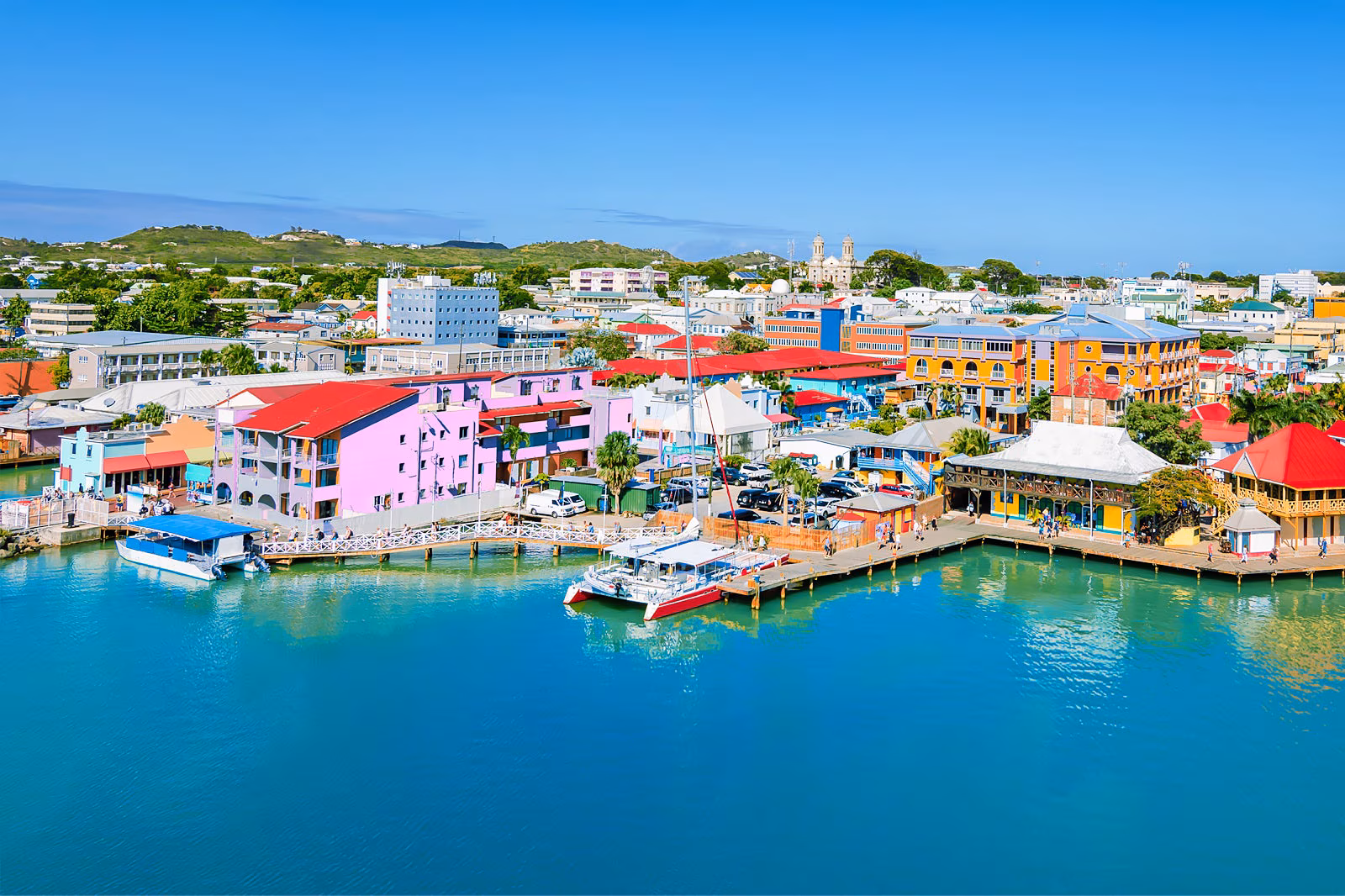 Cảng biển sầm uất với các tòa nhà rực rỡ màu sắc tại Antigua & Barbuda